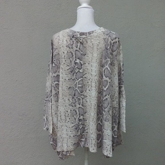 CHERISH Top Women's Size Large Beige Snakeskin Print Over-Sized Soft Knit - Picture 6 of 7